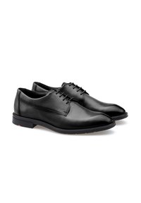 Chaussures habillées en cuir noir avec une finition lisse, un bout pointu et un laçage à six œillets, dotées d'une semelle en caoutchouc texturée.