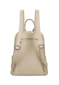 Beżowy skórzany plecak z regulowanymi paskami, przednią kieszenią na zamek i bocznymi kieszeniami. Gładka tekstura z delikatnym detalem szlifu.