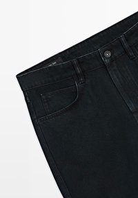 Jeans neri in denim con taglio dritto, dotati di una tasca frontale, chiusura a bottone e un motivo testurizzato sottile sul tessuto.