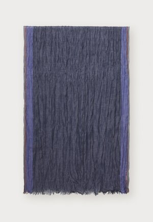 Écharpe en textile présentant un tissu froissé bleu marine foncé, bordé de rayures lisses violet et bordeaux, avec des bords effilochés.