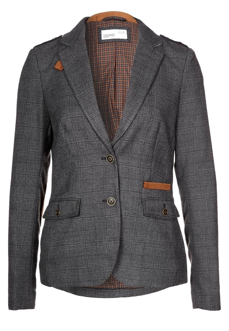 Blazer à carreaux gris avec deux boutons, doublure intérieure marron, accents marron sur les poches et le col, et poches à rabat à l'avant.