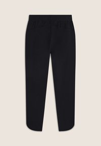 Pantalones negros ajustados con cintura elástica, textura suave y diseño minimalista sin cierres ni patrones visibles.
