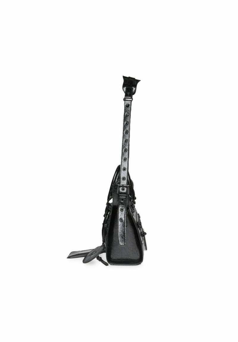 Sac en cuir noir en bandoulière de forme triangulaire, surface texturée, bandoulière réglable à clous et détail de poche zippée.