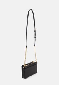 Borsa a tracolla nera in pelle con dettagli in catena dorata, forma rettangolare e finitura testurizzata. Include una tracolla removibile per maggiore versatilità.