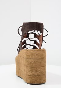 Jeffrey Campbell Sandály na vysokém podpatku - dark brown