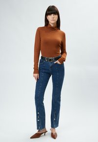 INFLUENCER HIGH-NECK BASIC - Maglione - caramel