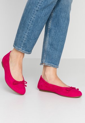 Fuksia mokkanahkaiset ballerinat pyöreällä kärjellä, joissa etuosassa rusetti ja teksturoitu yläosa. Käytetty vaaleiden farkkujen kanssa.