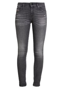 Jeans de corte ajustado hechos de mezclilla gris oscuro, con un acabado desgastado, ligeras roturas y un diseño clásico de cinco bolsillos.