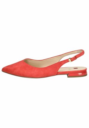 Rode suède platte slingbacks met spits toel, verstelbare gesp en lage glanzende hak.