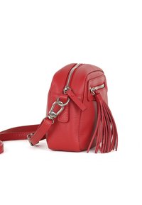 Rød læder crossbody taske med en tekstureret overflade, toplynlås, sidelomme og en hængende frynse detalje. Justerbar rem inkluderet.