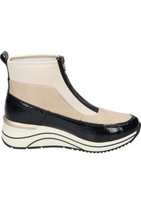 Bottines en suède et simili cuir avec un schéma de couleurs noir et beige, dotées d'une fermeture éclair et d'une semelle épaisse à rayures blanches.