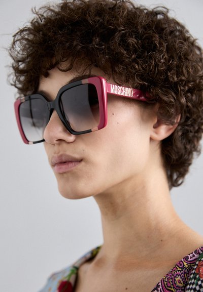 MOSCHINO Lunettes de soleil - fuchsia/black