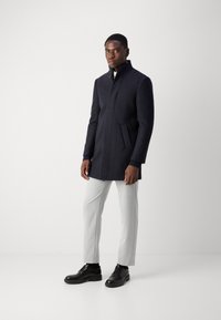 Isaac Dewhirst NEW COMFORT FUNNEL NECK COAT - Abrigo corto - navy