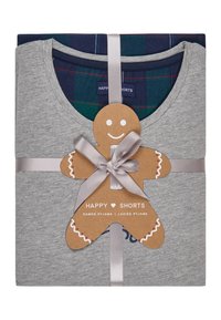 Graues Baumwoll-Pyjama-Set mit abgerundetem Kragen, darüber ein dunkelblau-grünes kariertes Hemd. Mit silbernem Band und Lebkuchenschildchen gebunden.