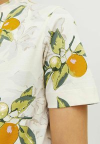 Jack & Jones Junior ALL OVER - Trükipildiga T-särk - buttercream