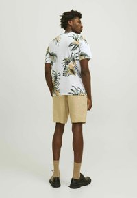 Jack & Jones PREMIUM ALL OVER RUNDHALS - T-shirt med print - white