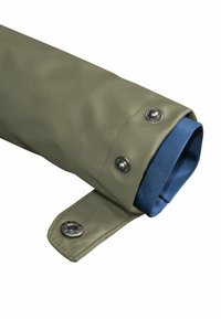 Grüne wasserdichte Jackenärmel mit blauer Fütterung, ausgestattet mit silbernen Druckknöpfen und einer glatten, matten Textur.