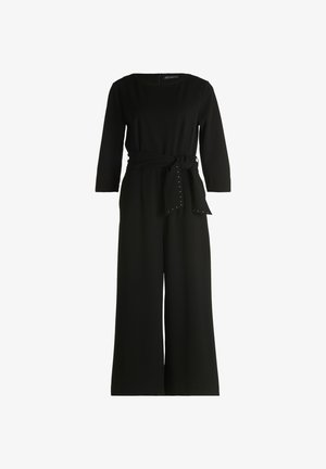 Zwarte jumpsuit met een ronde halslijn, driekwart mouwen, een taille met riem, een wijd uitlopende broek en decoratieve studs op de riem.