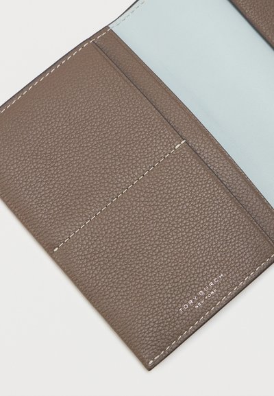 Εσωτερικό καφέ υφασμάτινου πορτοφολιού από δέρμα με ανοιχτό μπλε φόδρα, διαθέτοντας πολλαπλές θέσεις για κάρτες και λευκή ραφή. Λογότυπο εκτυπωμένο σε ασημί.