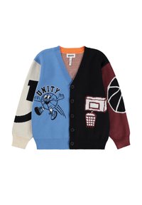 Knapp cardigan med fargeblokker i blå, svart, krem og maroon, med en tegneserie basketballkarakter, en basketballkurv, og ordet "UNITY" på forsiden.