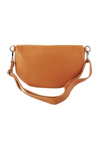 Oranje leren crossbodytas met een gestructureerde afwerking, een gebogen vorm, afneembare riem en zilverkleurige metalen accenten.
