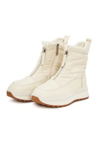 Botine albe căptușite, cu fermoare laterale duble, vârf rotund și talpă din cauciuc texturat. Prezintă un design cusut și o talpă exterioară contrastantă, de culoare bej.