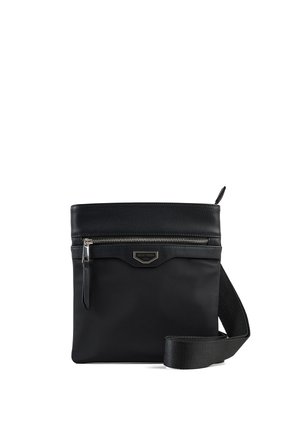 Borsa a tracolla nera con tasca frontale con cerniera, pannello superiore texturizzato e tracolla larga regolabile su sfondo bianco.