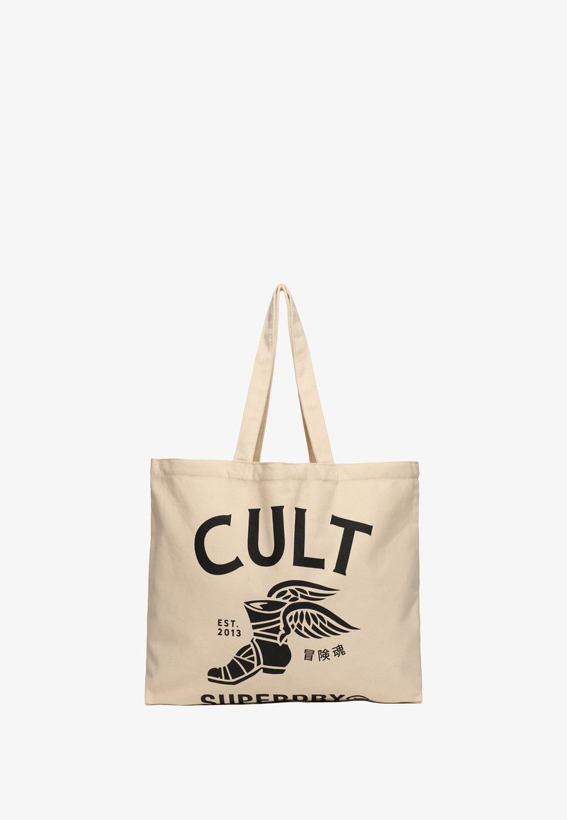 Beżowa torba płócienna z wyraźnym czarnym napisem "CULT" oraz grafiką skrzydlatej buty. Solidny materiał i długie rączki do łatwego noszenia.