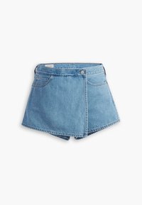Jeansshorts i en ljusblå färg med omslagsdesign, som har en knappknäppning, fem fickor och detaljerad fåll.