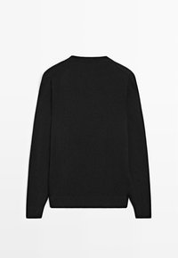 Schwarzer Pullover, Rundhalsausschnitt, gerippter Halsausschnitt und Saum, lange Ärmel, weiche Textur, minimalistisches Design, keine sichtbaren Logos oder Muster.