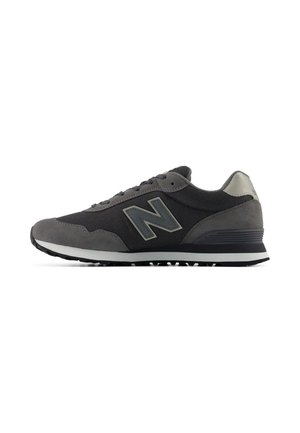 Sneaker grigia e nera con materiali in mesh e suede, chiusura con lacci frontale, suola imbottita e logo "N" sul lato, vista dal lato esterno.