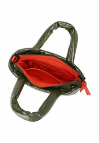 Bolso acolchado verde con interior naranja, cuenta con dos asas y cierre de cremallera. El interior tiene múltiples bolsillos para una mejor organización.