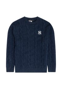 Mornarsko modra pulover z kabelskim pletenjem z rebrastimi manšeti in robom, ki na levem prsnem delu nosi bel izvezen logotip New York Yankees.