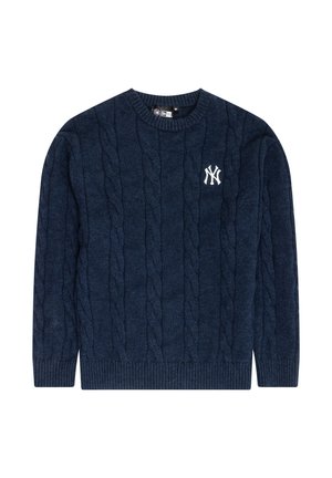 Suéter de punto trenzado azul marino con puños y bajo acanalados, que presenta un logo bordado en blanco de los New York Yankees en el lado izquierdo del pecho.