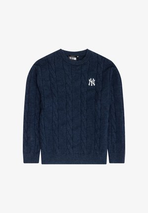 Námorně modrý svetr s pleteným vzorem a žebrovanými manžetami a lemem, s bílou vyšitou nášivkou loga New York Yankees na levé hrudi.