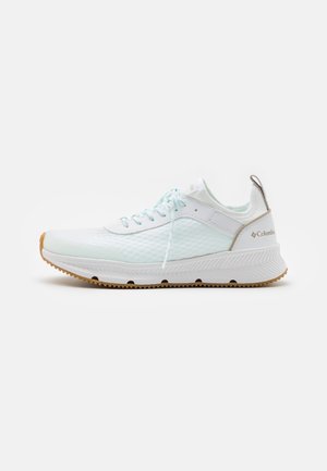 Chaussure de sport en mesh blanc et aqua clair avec lacets blancs, semelle en caoutchouc marron et logo Columbia sur la languette talon, sur fond blanc.