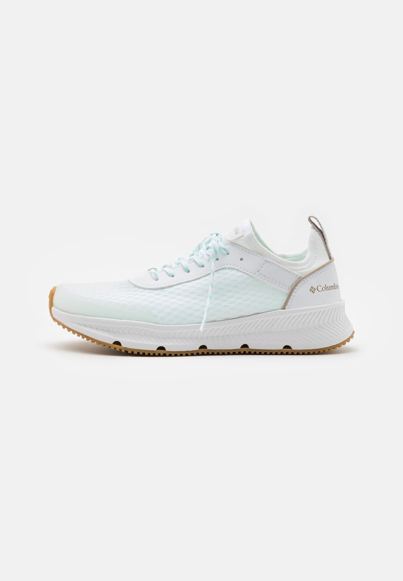 Chaussure de sport en mesh blanc et aqua clair avec lacets blancs, semelle en caoutchouc marron et logo Columbia sur la languette talon, sur fond blanc.