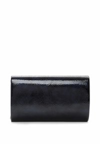 Rektangulär svart lackläderclutch med en mjuk, glansig yta och subtilt präglat mönster. Utformad med dragkedjestängning.