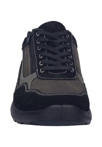 Zapatilla deportiva negra y gris con diseño de cordones, materiales de ante y tela, superficie texturizada, costuras blancas y detalle de cremallera lateral.