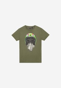 Camiseta de algodón verde oliva con un estampado gráfico de una calavera que lleva un casco verde con gafas de sol y detalles de un paisaje urbano.