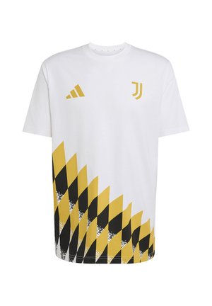 Camiseta deportiva blanca de manga corta con logotipo dorado de Adidas, emblema dorado de la Juventus y patrón diagonal a cuadros en amarillo y negro en la parte inferior.