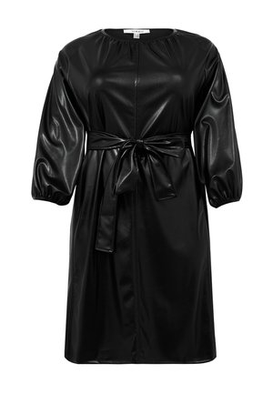 Zwarte synthetische leren jurk met een ronde halslijn, elastische pofmouwen en een gestrikte tailleband. Gladde textuur met een glanzende afwerking.