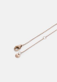 Roséguldkedja med en hummerklämma och cirkulär tag. Har en delikat länkdesign och en slät finish. Minimalistisk och funktionell stil.