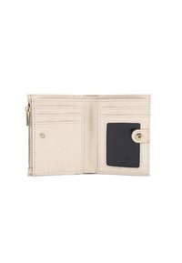 Portafoglio beige chiaro con finitura testurizzata, dotato di scomparti per carte, una finestra trasparente per l'ID e una tasca con zip. Accenti in hardware dorato.