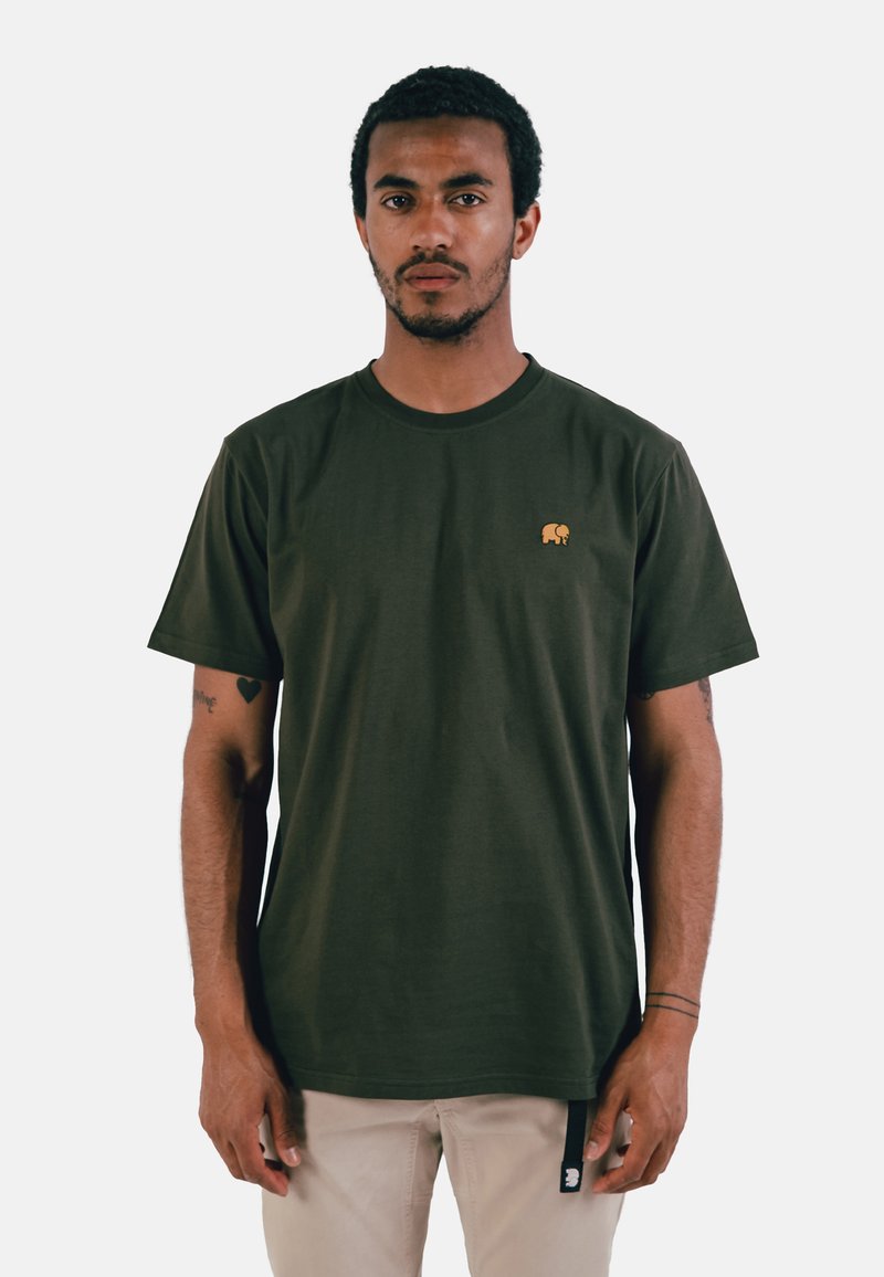 T-shirt en coton vert olive avec un petit logo d'éléphant jaune sur la poitrine, col rond et manches courtes. Texture lisse.