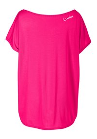 Pink oversized T-shirt with short sleeves, made of a soft fabric. Slightly curved hem at the bottom. "Winshape" logo in white on the shoulder.