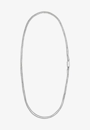 Collier en métal argenté présentant un design tordu avec une surface lisse et un fermoir cylindrique au centre, créant une forme de boucle.