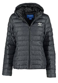 Svart pufferjacka i kviltat material. Har dragkedja, huva och liten vit logotyp på vänster bröst. Slät, glansig yta.