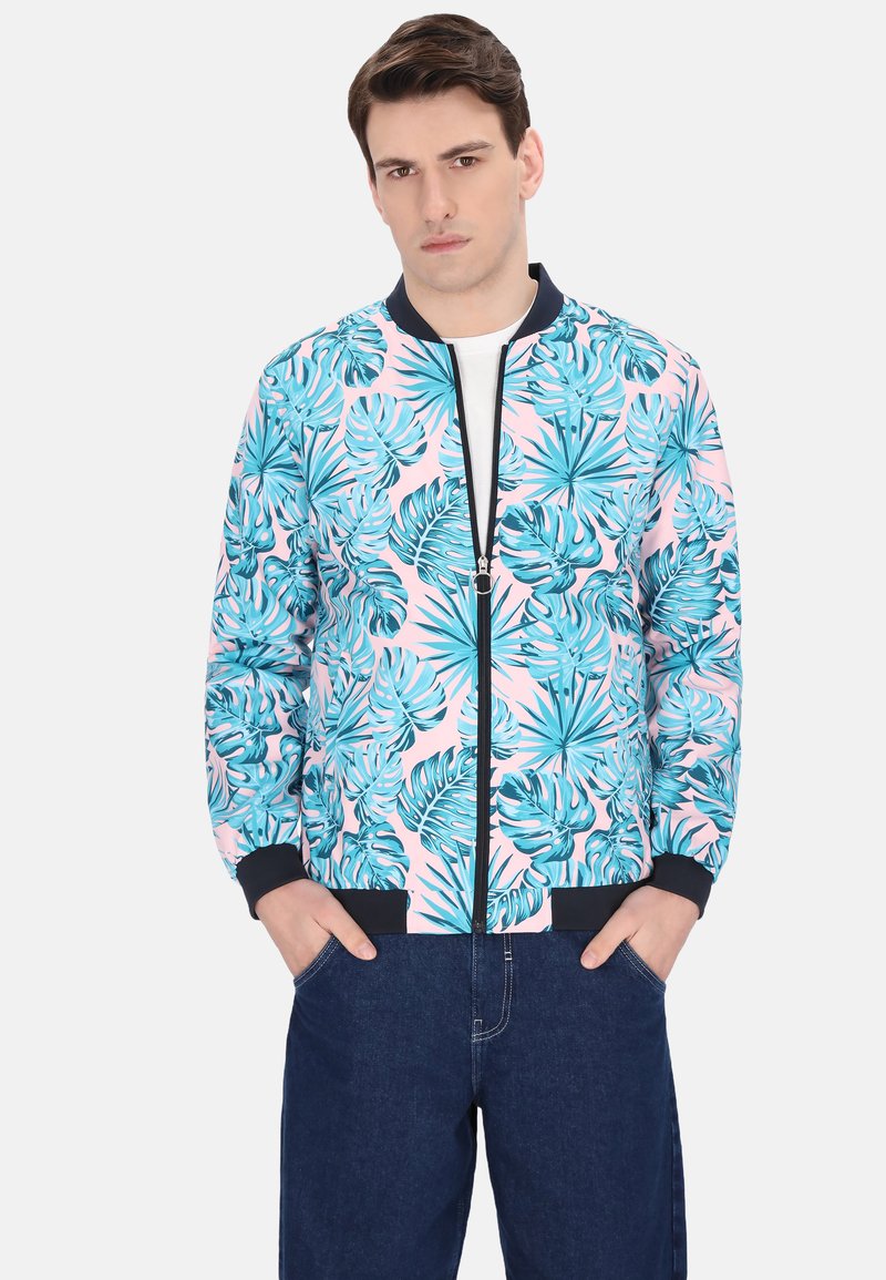 Giacca bomber leggera con sfondo rosa e motivi di foglie tropicali blu, polsini a coste neri e zip frontale.