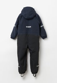 Meri sininen vaarattomasta materiaalista valmistettu lumipuku, jossa on huppu, elastiset hihansuut ja heijastavat yksityiskohdat; sisältää mustan alaosan ja säädettävät hihnat.